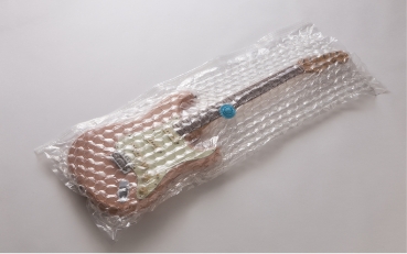 エレキギターも丸ごと包装